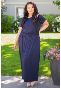 KARKO - Sukienka na codzien long dzianinowa z kieszeniami PLUS SIZE IWONA granatowa. Okazja: na co dzień, do pracy, na spotkanie biznesowe. Kolekcja: plus size. Kolor: niebieski. Materiał: dzianina. Długość rękawa: krótki rękaw. Sezon: lato. Typ sukienki: dla puszystych. Styl: casual, biznesowy, elegancki. Długość: maxi