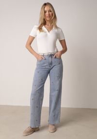 Born2be - Niebieskie Jeansy z Bawełną o Szerokim Kroju z Wysokim Stanem Ozdobione Haftem Oslian. Okazja: na co dzień. Stan: podwyższony. Kolor: niebieski. Długość: długie. Wzór: aplikacja, haft. Styl: casual, elegancki, klasyczny #1