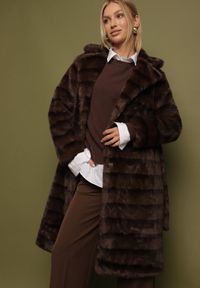 Born2be - Brązowy Klasyczny Płaszcz Futerko z Wiązanym Paskiem Aranelle. Okazja: na co dzień. Kolor: brązowy. Materiał: futro. Styl: klasyczny #3