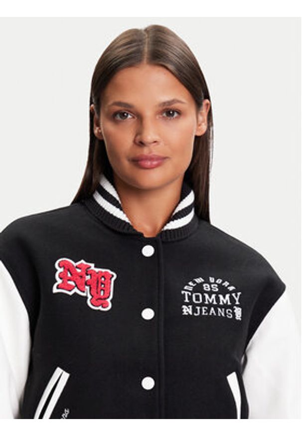 Tommy Jeans Kurtka bomber Varsity DW0DW21628 Czarny Regular Fit. Kolor: czarny. Materiał: syntetyk