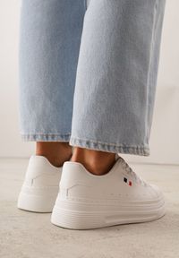 Renee - Białe Minimalistyczne Sneakersy VICES o Fasonie Tenisówek na Platformie Halanatea. Okazja: na co dzień. Kolor: biały. Materiał: jeans, koronka. Obcas: na platformie #2