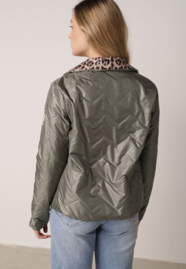 Born2be - Zielona Dwustronna Kurtka Pikowana Ozdobiona Naszywką i Panterką Nemopis. Okazja: na co dzień. Kolor: zielony. Materiał: jeans. Wzór: motyw zwierzęcy, aplikacja. Styl: casual