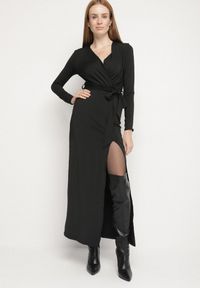Born2be - Czarna Sukienka Kopertowa z Wiskozą Zdobiona Rozcięciem i Wiązanym Paskiem Teslea. Okazja: na co dzień. Kolor: czarny. Materiał: wiskoza. Wzór: aplikacja. Typ sukienki: kopertowe. Styl: klasyczny, casual, elegancki #6