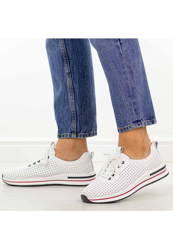 Białe ażurowe skórzane półbuty damskie S.Barski 7072. Okazja: na spacer, na co dzień. Nosek buta: okrągły. Zapięcie: sznurówki. Kolor: biały. Szerokość cholewki: normalna. Wzór: ażurowy. Materiał: skóra. Sezon: wiosna, lato. Styl: casual, klasyczny