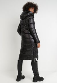 Born2be - Czarna Kurtka Simorus. Kolor: czarny. Materiał: tkanina. Długość: długie. Wzór: aplikacja #4