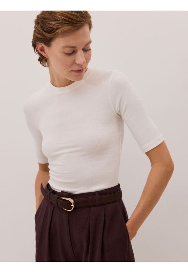 Reserved - T-shirt z mikromodalu - złamana biel. Materiał: dzianina