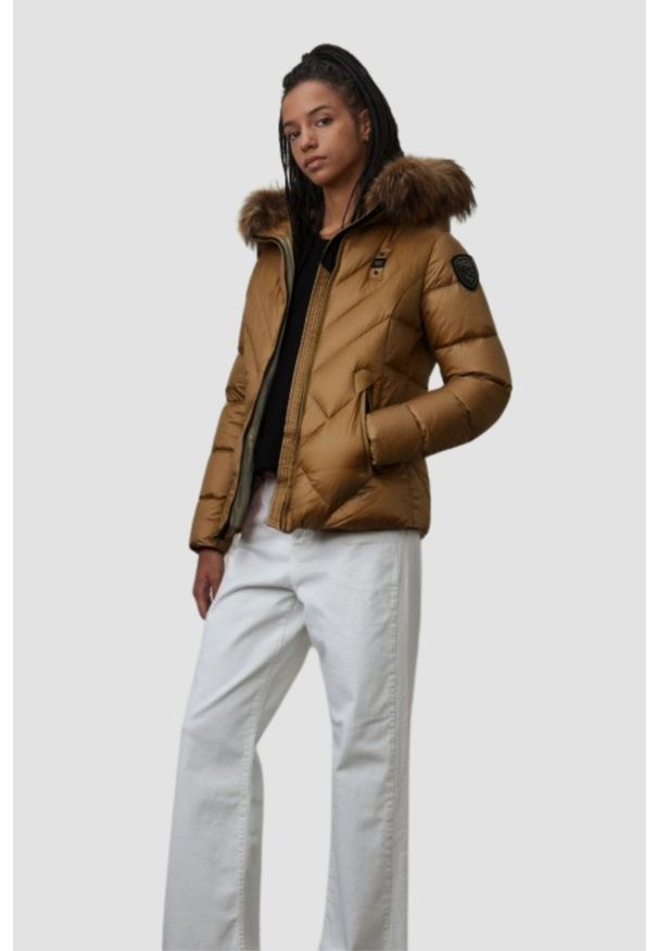 Blauer USA - BLAUER Brązowa kurtka damska Alicia Short Jackets. Kolor: brązowy. Materiał: poliamid, puch, futro. Styl: elegancki