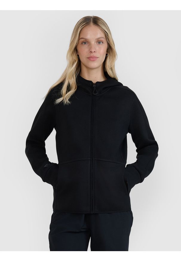 4f - 4F Bluza dresowa rozpinana z kapturem damska - czarna XS. Okazja: na co dzień. Typ kołnierza: kaptur. Kolor: czarny. Materiał: dresówka. Wzór: napisy, gładki, ze splotem. Styl: sportowy, casual, elegancki. Sport: fitness