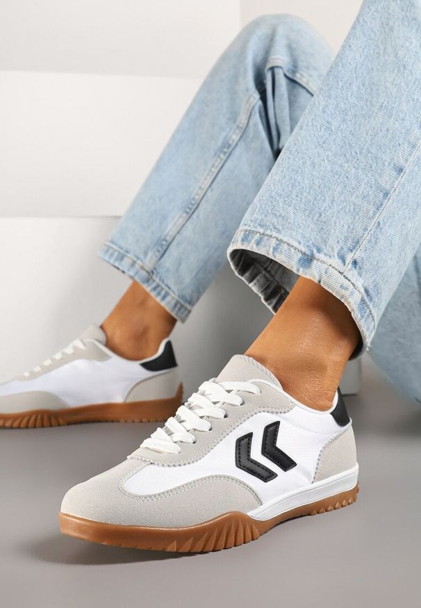 Renee - Biało-Czarne Sneakersy Typu Kultowe Tenisówki Zdobione Przeszyciami Mepenna. Okazja: na randkę. Kolor: biały. Materiał: jeans. Wzór: aplikacja