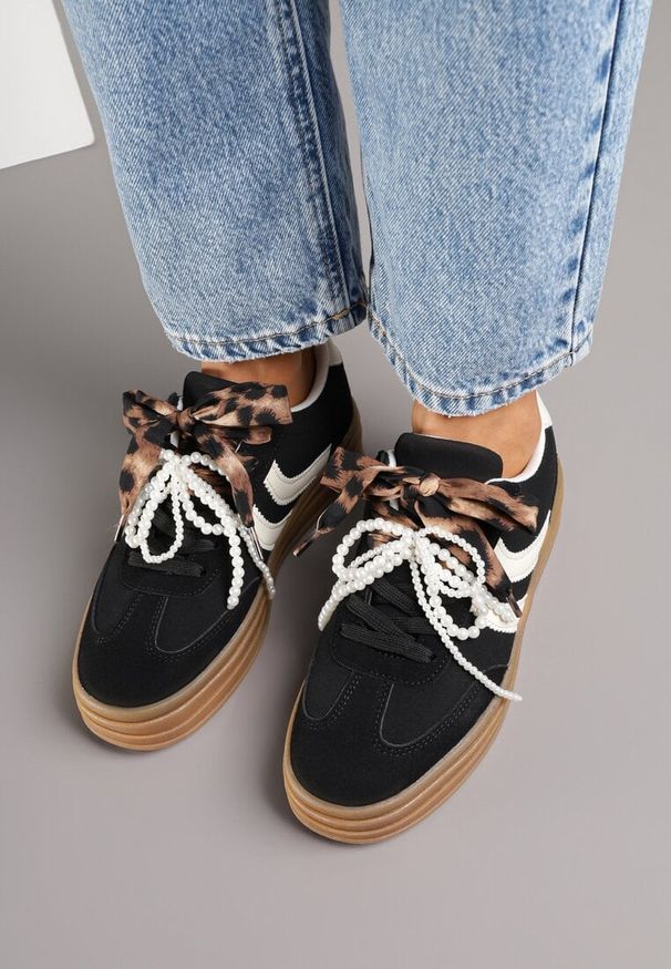 Renee - Czarne Sneakersy Tenisówki na Tłoczonej Platformie Ozdobione Perłami Ashinne. Okazja: na co dzień. Kolor: czarny. Wzór: aplikacja. Obcas: na platformie