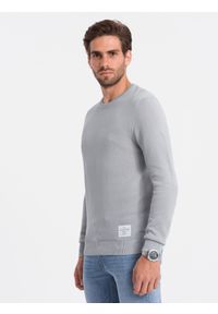 Ombre Clothing - Sweter męski z teksturą i półokrągłym dekoltem - jasnoszary V5 OM-SWSW-0104 - XXL. Kolor: szary. Materiał: bawełna, akryl. Długość rękawa: długi rękaw. Długość: długie. Wzór: aplikacja
