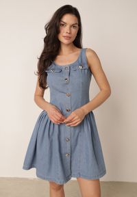 Born2be - Niebieska Jeansowa Sukienka z Bawełny o Rozkloszowanym Kroju z Guzikami Haideusa. Okazja: na spacer, na co dzień. Kolor: niebieski. Materiał: jeans, bawełna. Sezon: lato. Typ sukienki: proste, rozkloszowane. Styl: casual, klasyczny #4