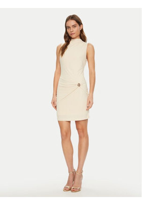 Guess Sukienka koktajlowa W5RK24 KAQL2 Écru Regular Fit. Materiał: syntetyk. Styl: wizytowy