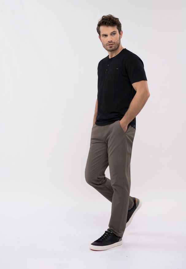 Volcano - T-shirt z rozpinanym dekoltem T-HUBRIS. Kolekcja: plus size. Kolor: czarny. Materiał: materiał, bawełna, włókno. Długość rękawa: krótki rękaw. Długość: krótkie. Wzór: aplikacja. Styl: klasyczny