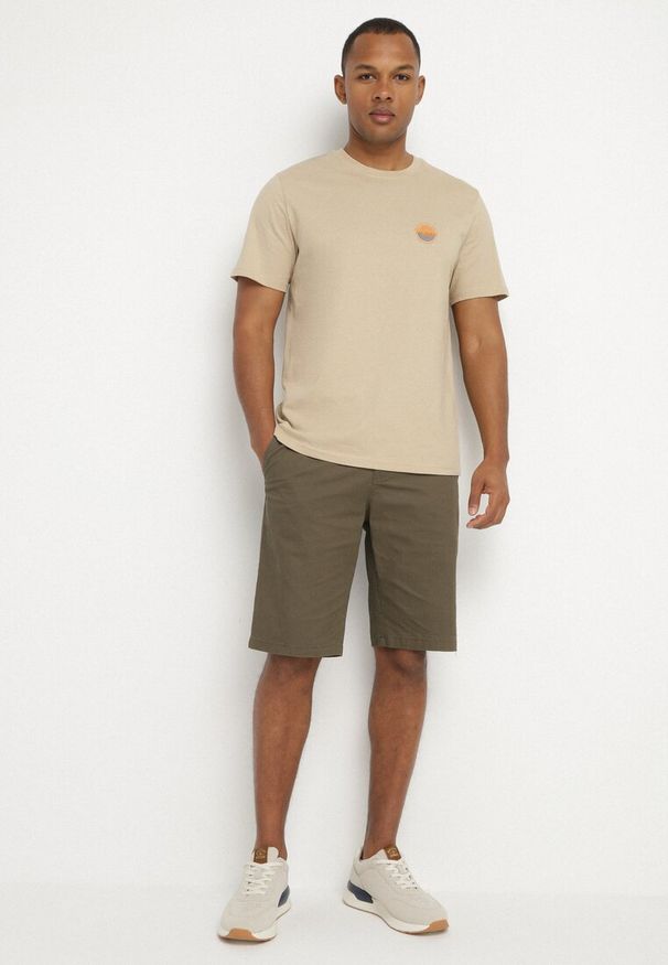 Born2be - Beżowa Koszulka Bawełniana z Aplikacją Selsedi. Okazja: na co dzień. Kolor: beżowy. Materiał: bawełna. Wzór: aplikacja. Styl: casual