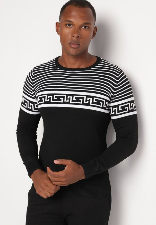 Born2be - Czarny Sweter w Paski z Geometrycznym Wzorem Nirile. Okazja: na co dzień. Kolor: czarny. Wzór: paski, geometria. Styl: klasyczny, casual, elegancki