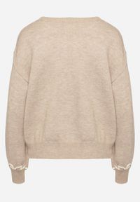 Born2be - Beżowy Sweter z Wiskozą Ozdobiony Haftem Senorwen. Okazja: na co dzień. Kolor: beżowy. Materiał: wiskoza. Wzór: aplikacja, haft. Styl: sportowy, klasyczny, elegancki, casual #6