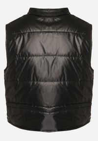 Born2be - Czarna Krótka Kamizelka Ozdobiona Naszywką Ściągana w Talii Mevelina. Kolor: czarny. Długość: krótkie. Wzór: aplikacja. Styl: elegancki #4