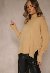 Renee - Beżowy Gładki Golf Casual Ralloria. Okazja: na co dzień. Typ kołnierza: golf. Kolor: beżowy. Materiał: jeans, prążkowany. Długość rękawa: długi rękaw. Długość: długie. Wzór: gładki. Styl: casual #3