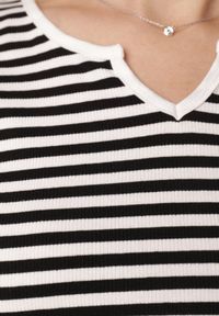 Born2be - Biało-Czarna Rozkloszowana Sukienka z Bawełny Imitująca Bluzkę w Paski i Spódnicę Chathusa. Okazja: na co dzień. Kolor: biały. Materiał: bawełna. Wzór: paski. Sezon: lato. Typ sukienki: rozkloszowane, proste. Styl: casual, klasyczny #5