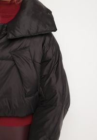 Born2be - Czarna Pikowana Kurtka o Nietoperzowym Kroju z Szerokim Kołnierzem Neandria. Okazja: na co dzień, do pracy. Kolor: czarny. Materiał: jeans. Długość: krótkie. Styl: casual, elegancki #4