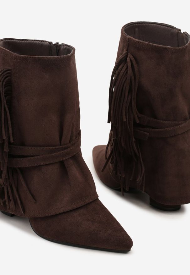 Renee - Ciemnobrązowe Botki Boho z Cholewką Imitującą Nogawkę i Frędzlami Zaslie. Okazja: na co dzień, na imprezę. Kolor: brązowy. Materiał: skóra, jeans. Szerokość cholewki: normalna. Obcas: na obcasie. Styl: boho. Wysokość obcasa: średni