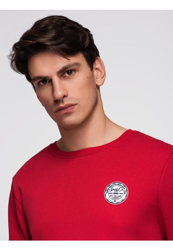 Ombre Clothing - Nierozpinana bluza męska z okrągłym dekoltem i naszywką - czerwona V1 - Rozmiar: S. Okazja: na co dzień. Kolor: czerwony. Materiał: poliester, dzianina, bawełna. Wzór: aplikacja. Styl: elegancki, casual, sportowy, klasyczny