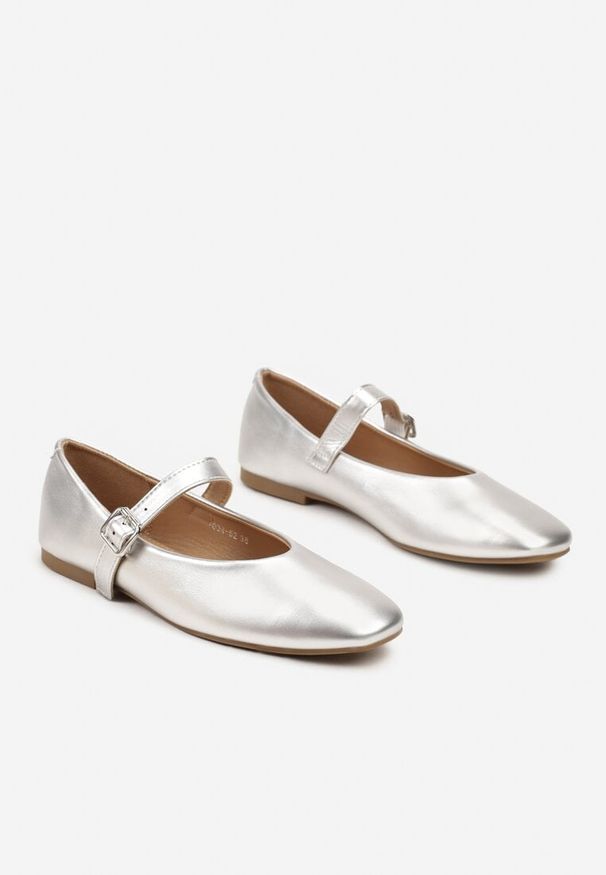 Born2be - Srebrne Płaskie Balerinki Mary Jane z Kwadratowym Noskiem Saroma. Okazja: na co dzień. Zapięcie: pasek. Kolor: srebrny. Materiał: jeans. Styl: klasyczny, elegancki, casual