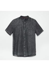 Cropp - Jeansowa koszula z krótkim rękawem - Czarny. Kolor: czarny. Materiał: jeans. Długość rękawa: krótki rękaw. Długość: krótkie #1