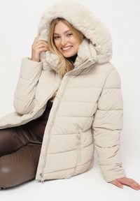 Born2be - Ciemnobeżowa Taliowana Kurtka z Pikowanymi Przeszyciami i Kapturem z Futrem Acindria. Okazja: na co dzień. Kolekcja: plus size. Kolor: beżowy. Materiał: futro. Styl: casual