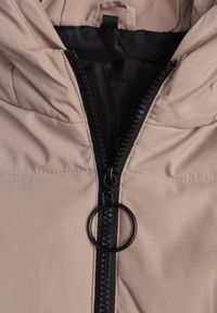 Born2be - Beżowa Długa Pikowana Kamizelka na Suwak z Kapturem Teriviana. Okazja: na spacer, na co dzień. Typ kołnierza: kaptur. Kolor: beżowy. Materiał: dzianina. Długość: długie. Styl: sportowy, casual, elegancki, klasyczny #3