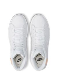 Buty Nike Court Royale 2 Mid W CT1725 100 białe. Okazja: na co dzień. Kolor: biały. Materiał: skóra. Szerokość cholewki: normalna. Wzór: gładki, jodełka, aplikacja. Sezon: zima, lato. Model: Nike Court #6