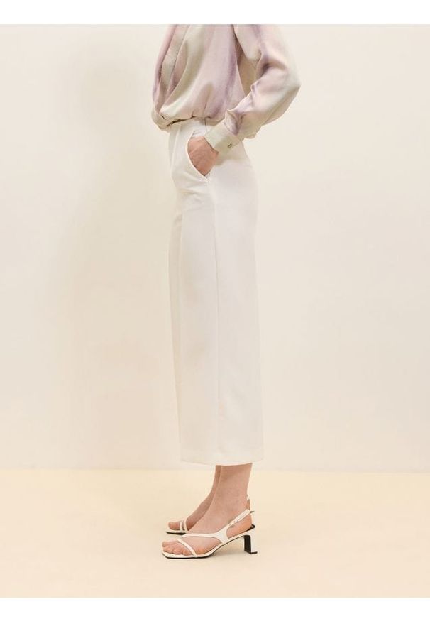 Reserved - Spodnie culotte z wiskozą - biały. Kolor: biały. Materiał: wiskoza. Wzór: gładki