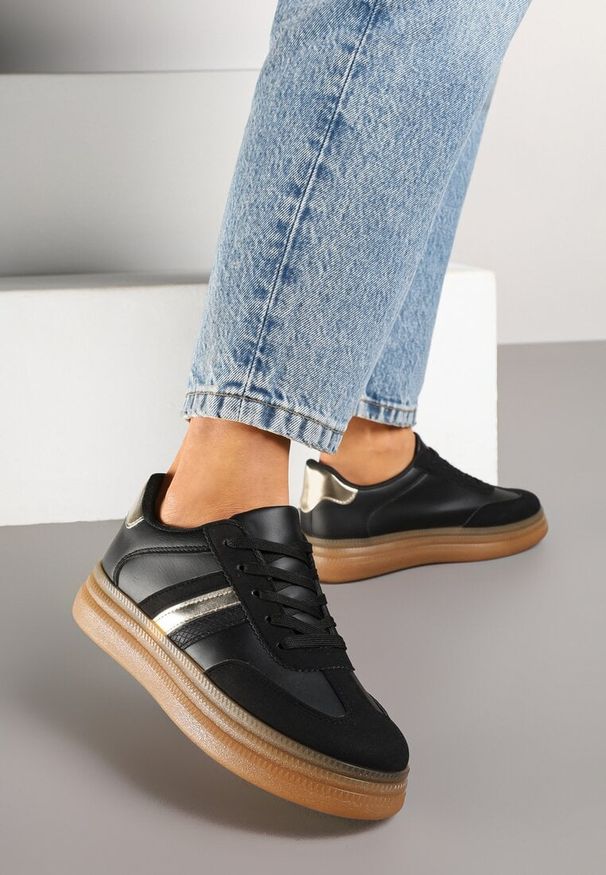 Born2be - Czarne Sneakersy Tenisówki z Metalicznym Paskiem Hanalie. Okazja: na co dzień. Zapięcie: pasek. Kolor: czarny. Materiał: jeans. Wzór: aplikacja. Obcas: na obcasie. Wysokość obcasa: niski