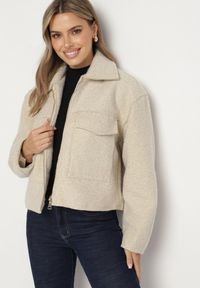 Born2be - Beżowa Pudełkowa Kurtka z Kołnierzykiem i Kieszeniami o Krótkim Fasonie Neliella. Okazja: na co dzień. Kolor: beżowy. Materiał: jeans. Długość: krótkie. Styl: casual, elegancki #6