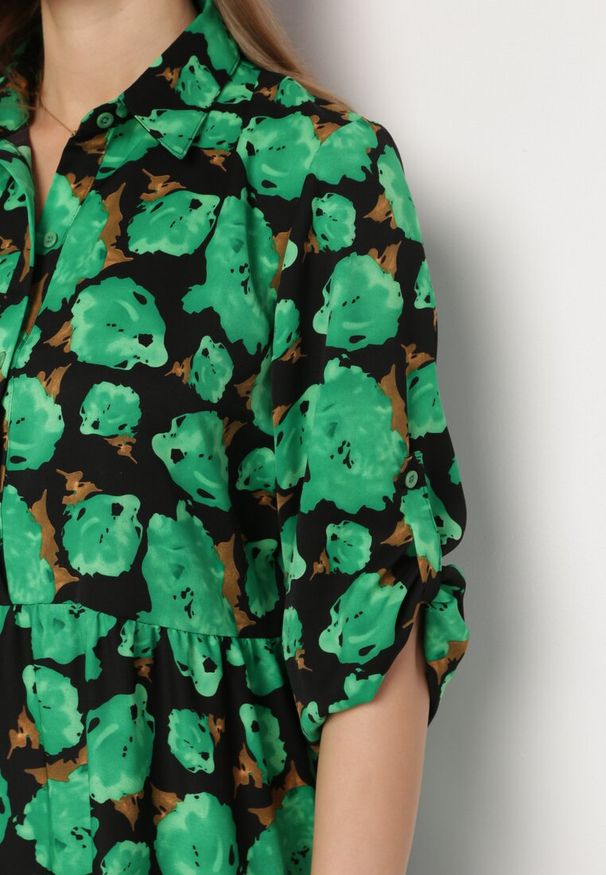 Born2be - Zielono-Czarna Rozkloszowana Sukienka Maxi w Abstrakcyjne Kwiaty z Guzikami Przy Dekolcie Millara. Kolor: zielony. Długość rękawa: długi rękaw. Wzór: kwiaty. Długość: maxi