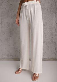 Renee - Białe Spodnie z Bawełną o Szerokim Kroju z Cyrkoniami Azirene. Okazja: na co dzień. Kolor: biały. Materiał: bawełna. Styl: casual #4