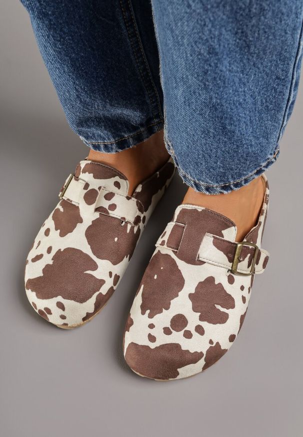 Renee - Brązowe Klapki Mule w Krowie Łaty z Imitacji Zamszu z Paskiem ze Sprzączką Anavitta. Okazja: na co dzień. Kolor: brązowy. Materiał: zamsz. Wzór: aplikacja. Sezon: lato. Styl: casual, boho
