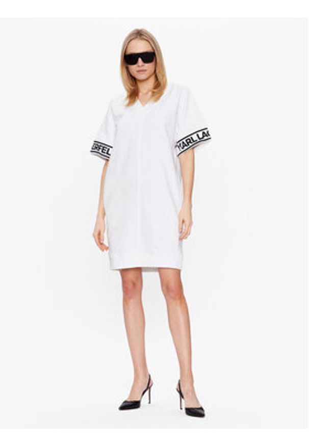 Karl Lagerfeld - KARL LAGERFELD Sukienka codzienna Logo 225W1356 Biały Relaxed Fit. Okazja: na co dzień. Typ kołnierza: dekolt w karo. Kolor: biały. Materiał: bawełna. Typ sukienki: proste. Styl: casual