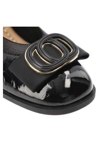 Półbuty damskie Filippo, cholewka ze skóry naturalnej lakierowanej wsuwany fason ozdobna aplikacja, czarne, DP6960/26. Kolor: czarny. Materiał: skóra, lakier. Szerokość cholewki: normalna. Wzór: aplikacja. Obcas: na obcasie. Styl: elegancki. Wysokość obcasa: średni #2