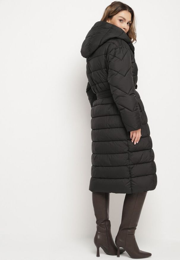 Born2be - Czarna Pikowana Kurtka z Kapturem Wiązanym Paskiem i Zapięciem na Napy Tilinia. Okazja: na spacer. Typ kołnierza: kaptur. Kolor: czarny. Materiał: jeans. Sezon: zima. Styl: elegancki