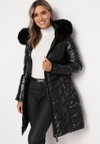 Born2be - Czarna Metaliczna Kurtka Pikowana z Kapturem Eclaris. Okazja: na co dzień. Typ kołnierza: kaptur. Kolor: czarny. Materiał: futro, jeans. Długość rękawa: długi rękaw. Długość: długie. Wzór: aplikacja. Styl: casual, elegancki #4