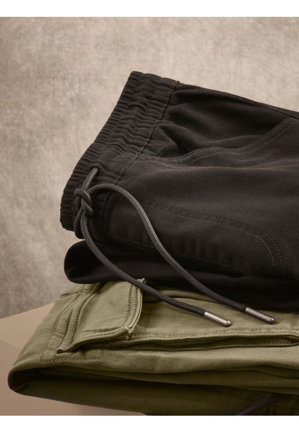 Reserved - Jeansy cargo jogger - zielony. Kolor: zielony