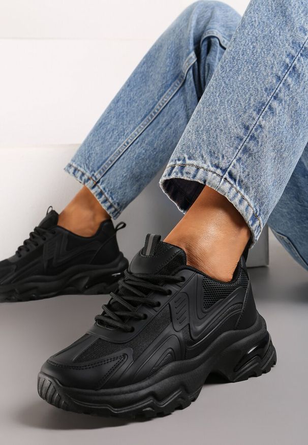 Renee - Czarne Klasyczne Sneakersy Sznurowane na Niskiej Platformie Lenivia. Okazja: na co dzień. Kolor: czarny. Materiał: jeans. Obcas: na platformie