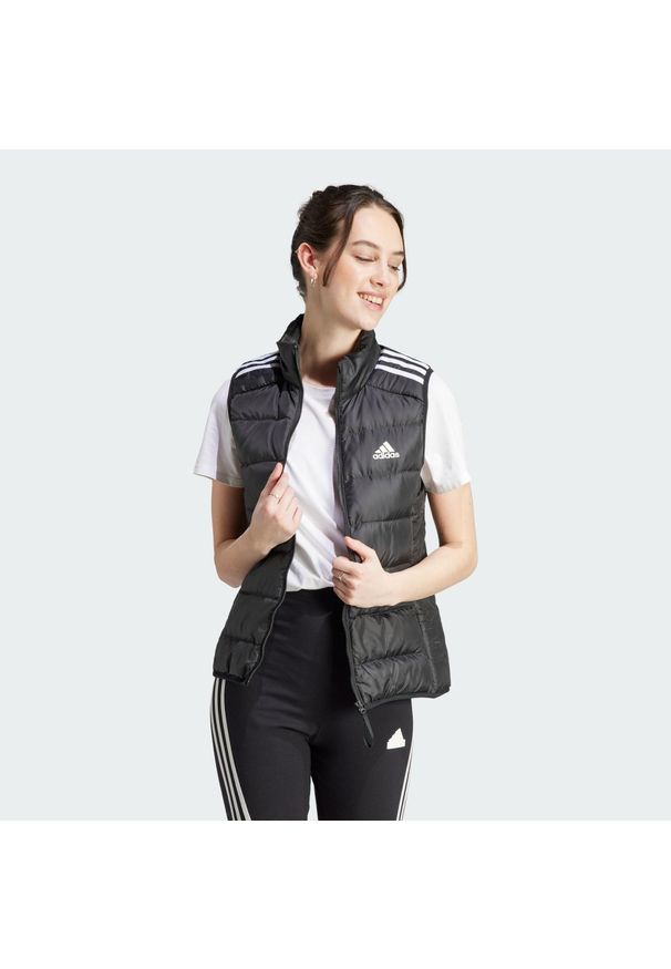 Adidas - Essentials 3-Stripes Light Down Vest. Kolor: czarny. Materiał: materiał. Długość rękawa: bez rękawów