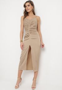 Born2be - Beżowa Satynowa Sukienka Koktajlowa z Ozdobnym Drapowaniem i Rozcięciem Saligurtia. Okazja: na imprezę. Kolor: beżowy. Materiał: satyna. Długość rękawa: na ramiączkach. Wzór: aplikacja. Sezon: lato. Styl: wizytowy #4