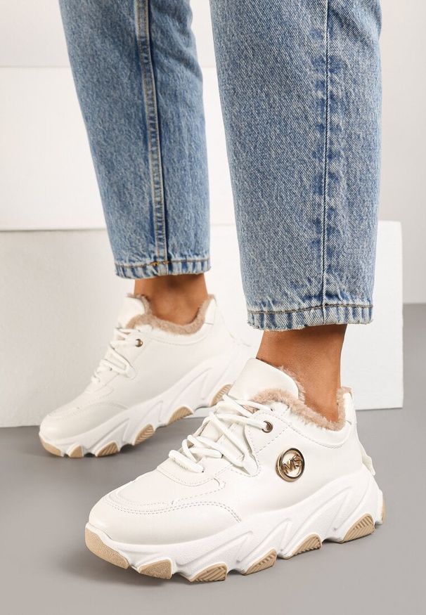 Born2be - Białe Sneakersy na Grubej Podeszwie z Tłoczeniami Ocieplane Futrem Caleti. Okazja: na co dzień. Nosek buta: okrągły. Zapięcie: sznurówki. Kolor: biały. Materiał: futro. Wzór: aplikacja. Sezon: zima
