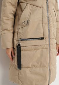 Born2be - Ciemnobeżowa Pikowana Kurtka z Kapturem Kieszeniami i Ozdobnym Suwakiem Mirorae. Okazja: na co dzień, na spacer. Typ kołnierza: kaptur. Kolor: beżowy. Materiał: jeans. Długość: długie. Sezon: zima. Styl: casual #4