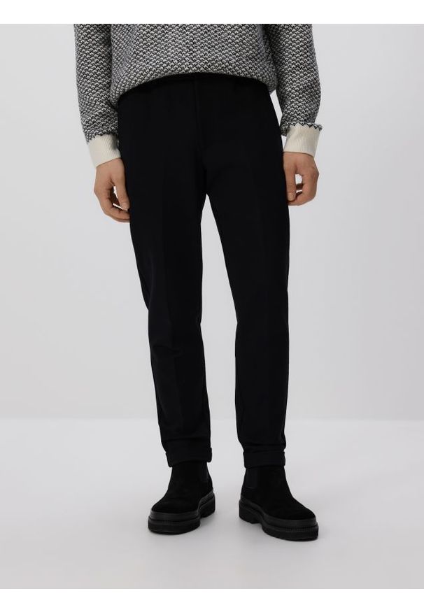 Reserved - Spodnie chino slim z kantem - czarny. Kolor: czarny. Materiał: wiskoza, dzianina