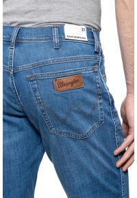 Wrangler - WRANGLER SZORTY MĘSKIE TEXAS SHORT LITE BLUE W11CQ187W 112126019. Materiał: poliester, jeans, materiał, bawełna, denim, elastan. Długość: krótkie. Sezon: jesień, wiosna. Styl: klasyczny #9